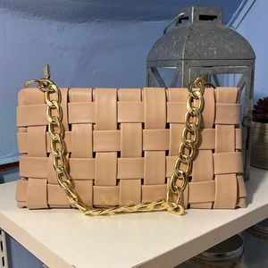 Nude crossbody bag with chain